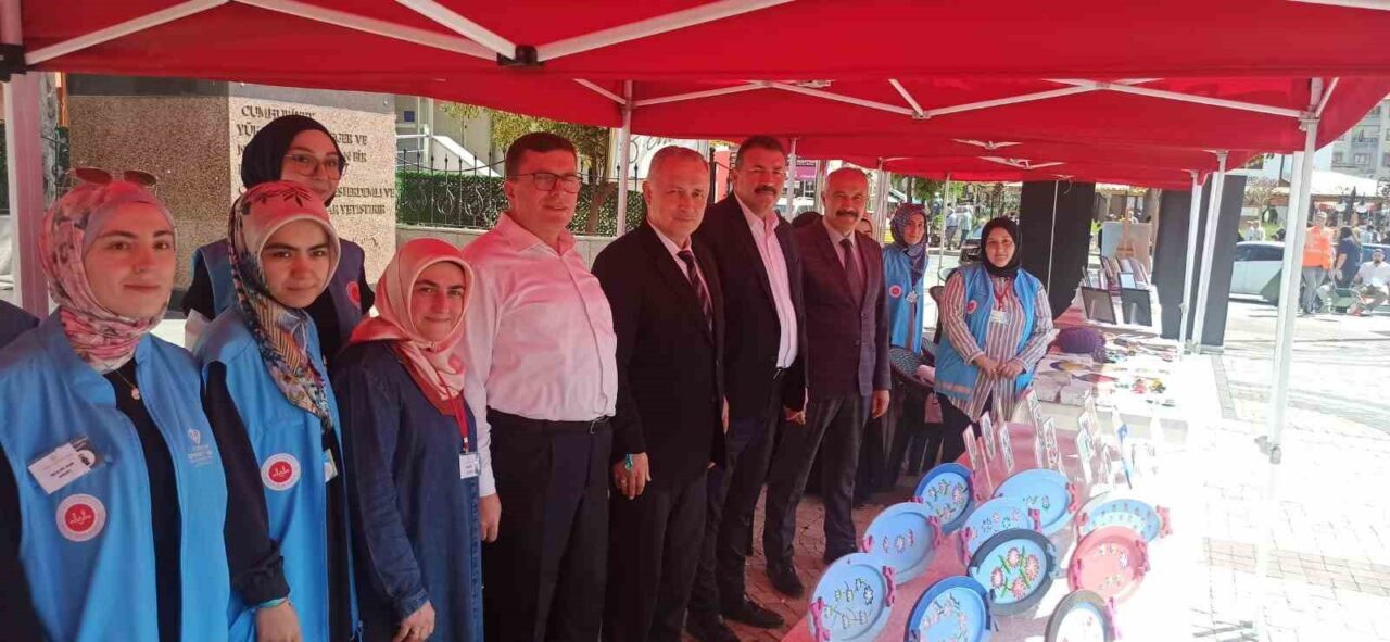 Devrek’te Diyanet Gençlik Merkezi tarafından açılan karma sergi ziyaretçiler tarafından