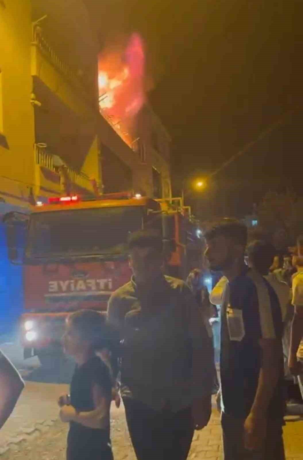 Diyarbakır’ın Bismil ilçesinde 3 katlı binada çıkan yangında 2 yaşındaki