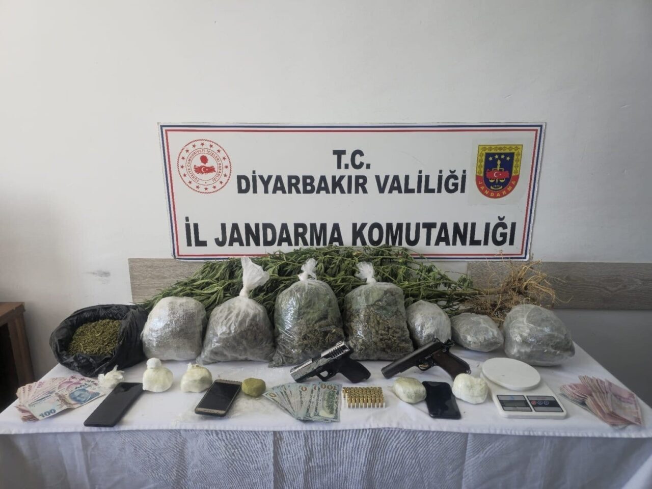 Diyarbakır’da jandarma ekiplerince düzenlenen operasyonlarda 45 kilo esrar ele geçirildi.
