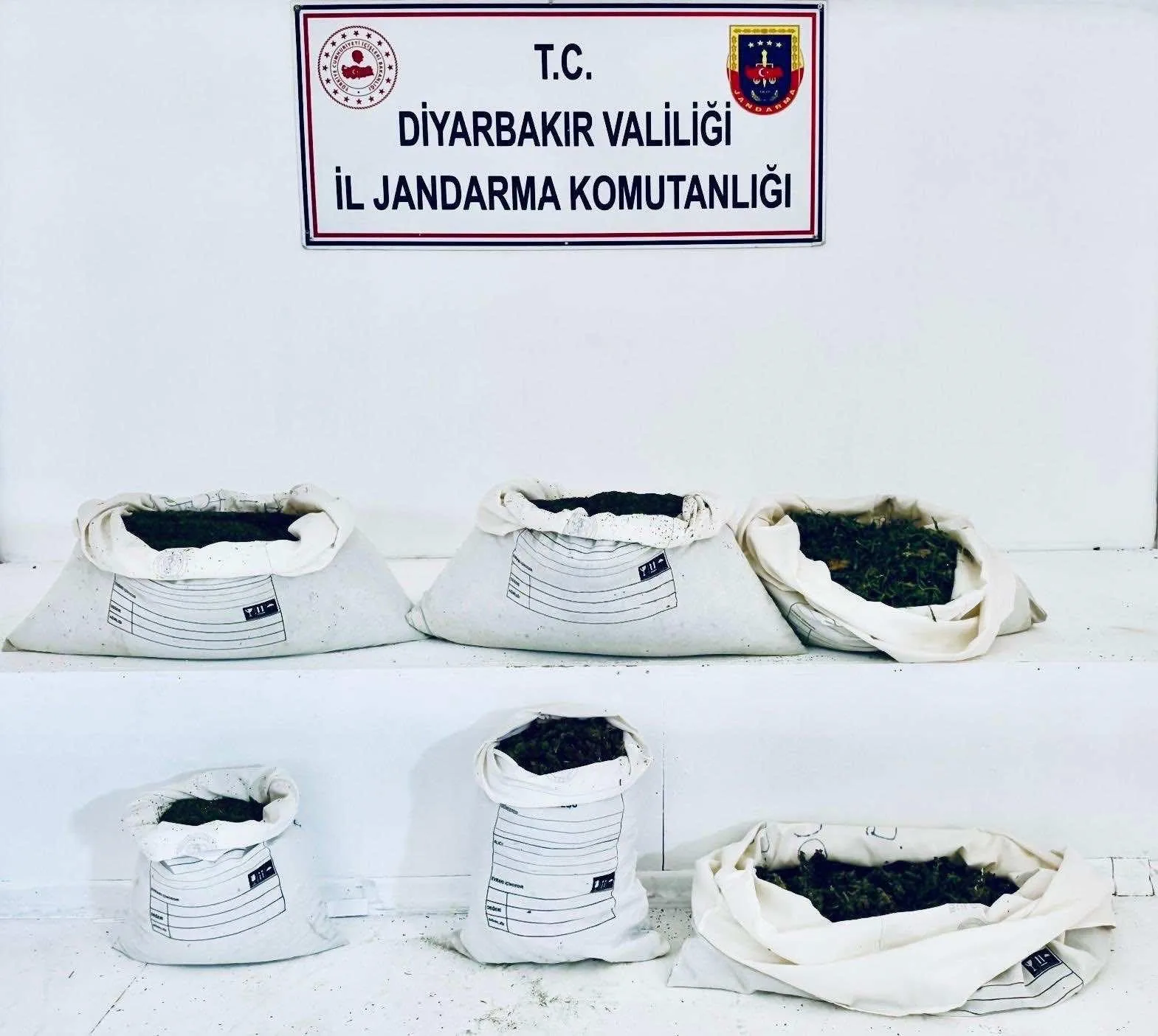 Diyarbakır’da düzenlenen operasyonlarda 98 kilo uyuşturucu ele geçirilirken 30 şüpheli