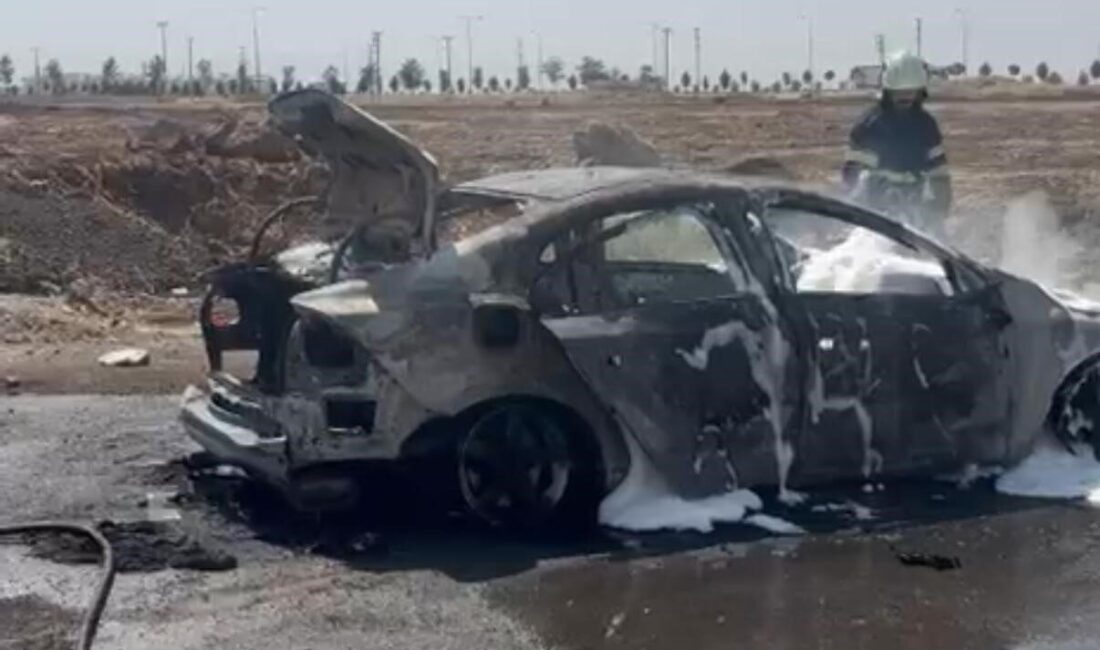 Diyarbakır’ın Kayapınar ilçesinde alev topuna dönen otomobil, itfaiye ekiplerince söndürüldü.
