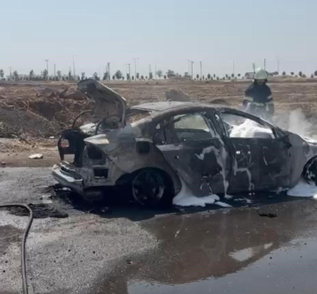 Diyarbakır’ın Kayapınar ilçesinde alev topuna dönen otomobil, itfaiye ekiplerince söndürüldü.