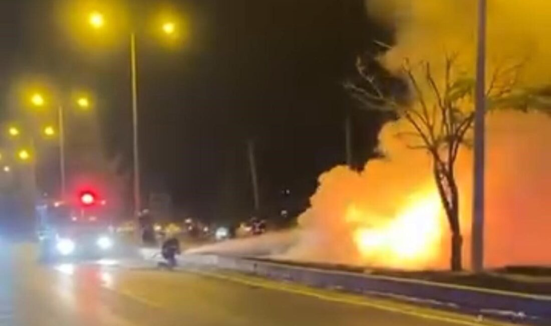 Diyarbakır’da seyir halindeyken alev alev yanan otomobilin sürücüsü hafif yaralandı.