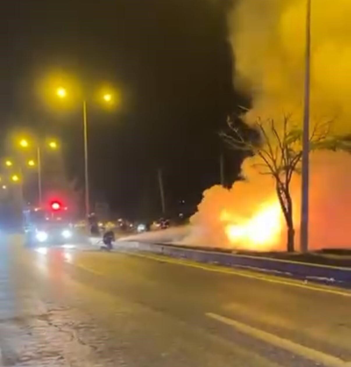 Diyarbakır’da seyir halindeyken alev alev yanan otomobilin sürücüsü hafif yaralandı.