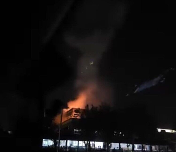 Diyarbakır’da bir restoranın baca kısmından çıkan kıvılcımlar, çatının yanmasına neden