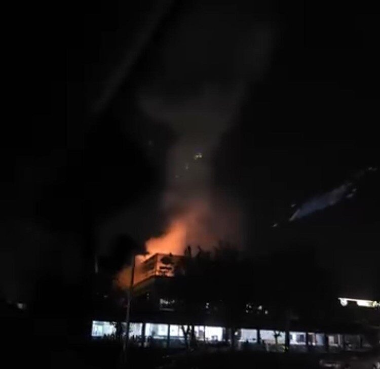 Diyarbakır’da bir restoranın baca kısmından çıkan kıvılcımlar, çatının yanmasına neden