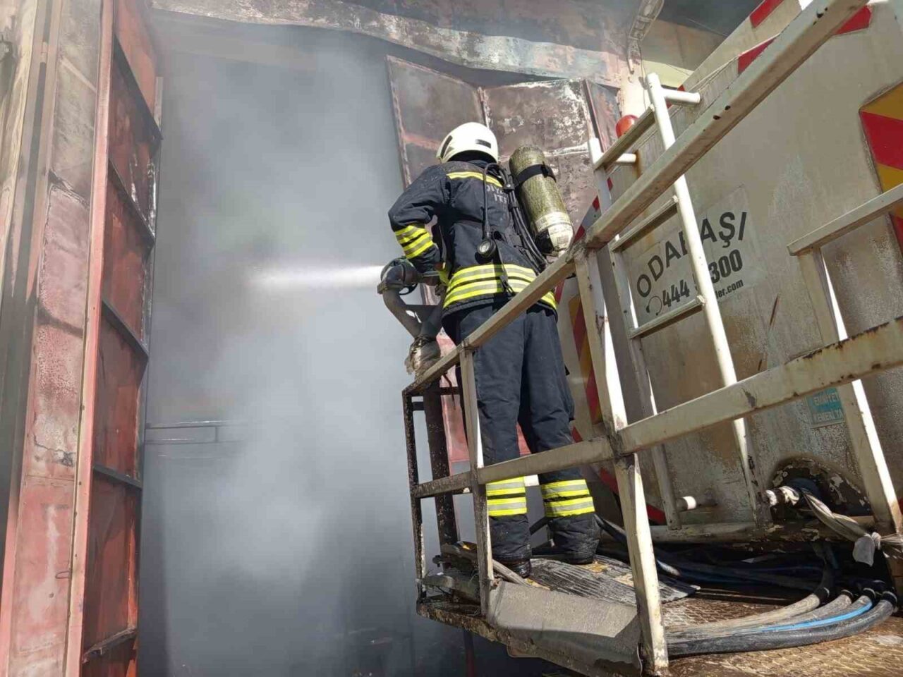 Diyarbakır’ın Ergani ilçesinde otomobil parçalarının bulunduğu depoda çıkan yangın, itfaiye