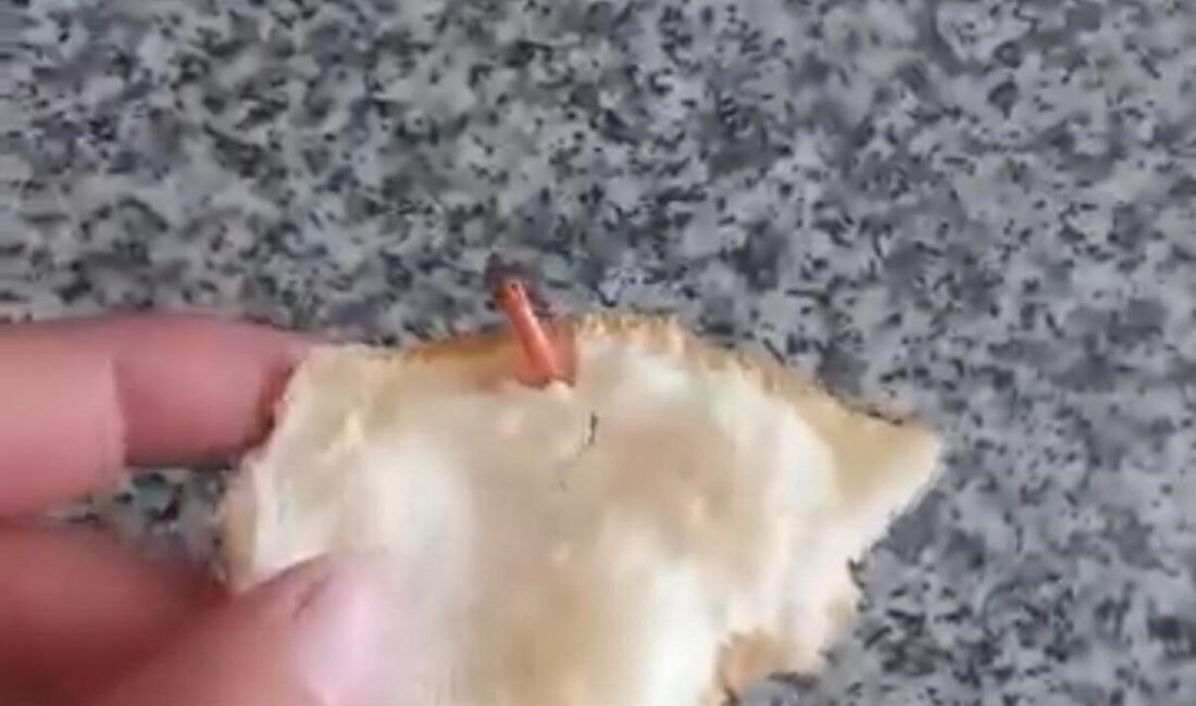 Diyarbakır’da bir vatandaş, marketten aldığı somun ekmeğin içinde kablo parçası