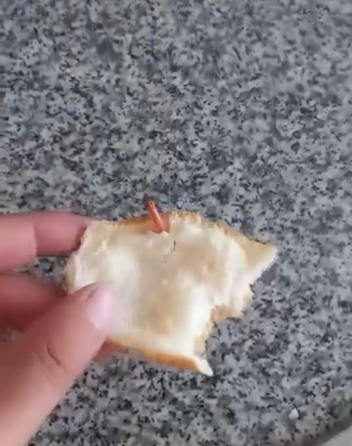 Diyarbakır’da bir vatandaş, marketten aldığı somun ekmeğin içinde kablo parçası