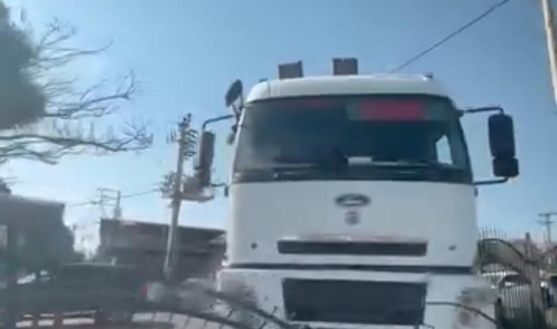 Diyarbakır-Şanlıurfa karayolunda freni boşalan tır, sürücüsünün direksiyon hakimiyetini kaybetmesi sonucu