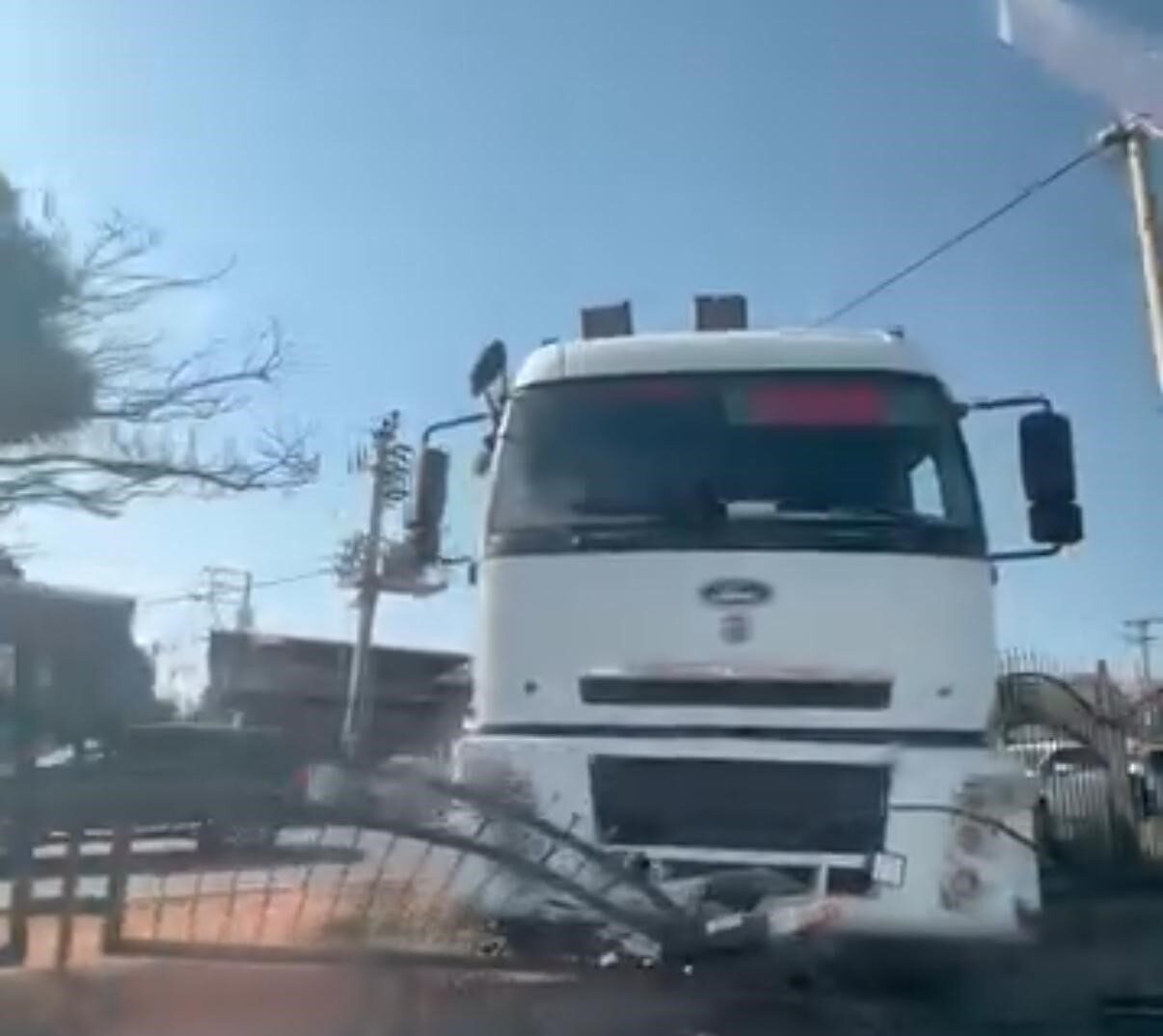 Diyarbakır-Şanlıurfa karayolunda freni boşalan tır, sürücüsünün direksiyon hakimiyetini kaybetmesi sonucu