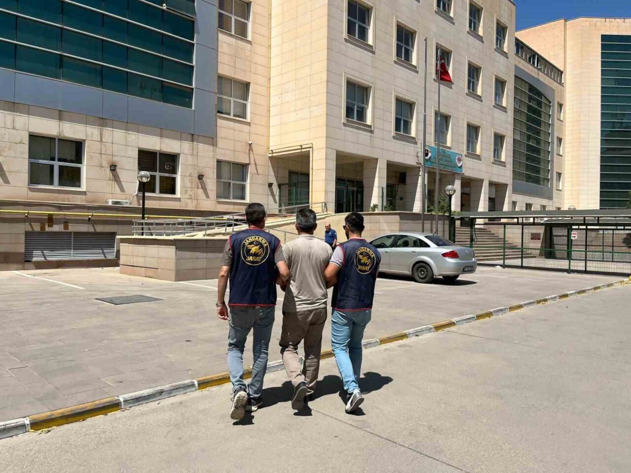 Diyarbakır’da haklarında kesinleşmiş hapis cezası bulunan 52 kişi yakalandı. Valilikten