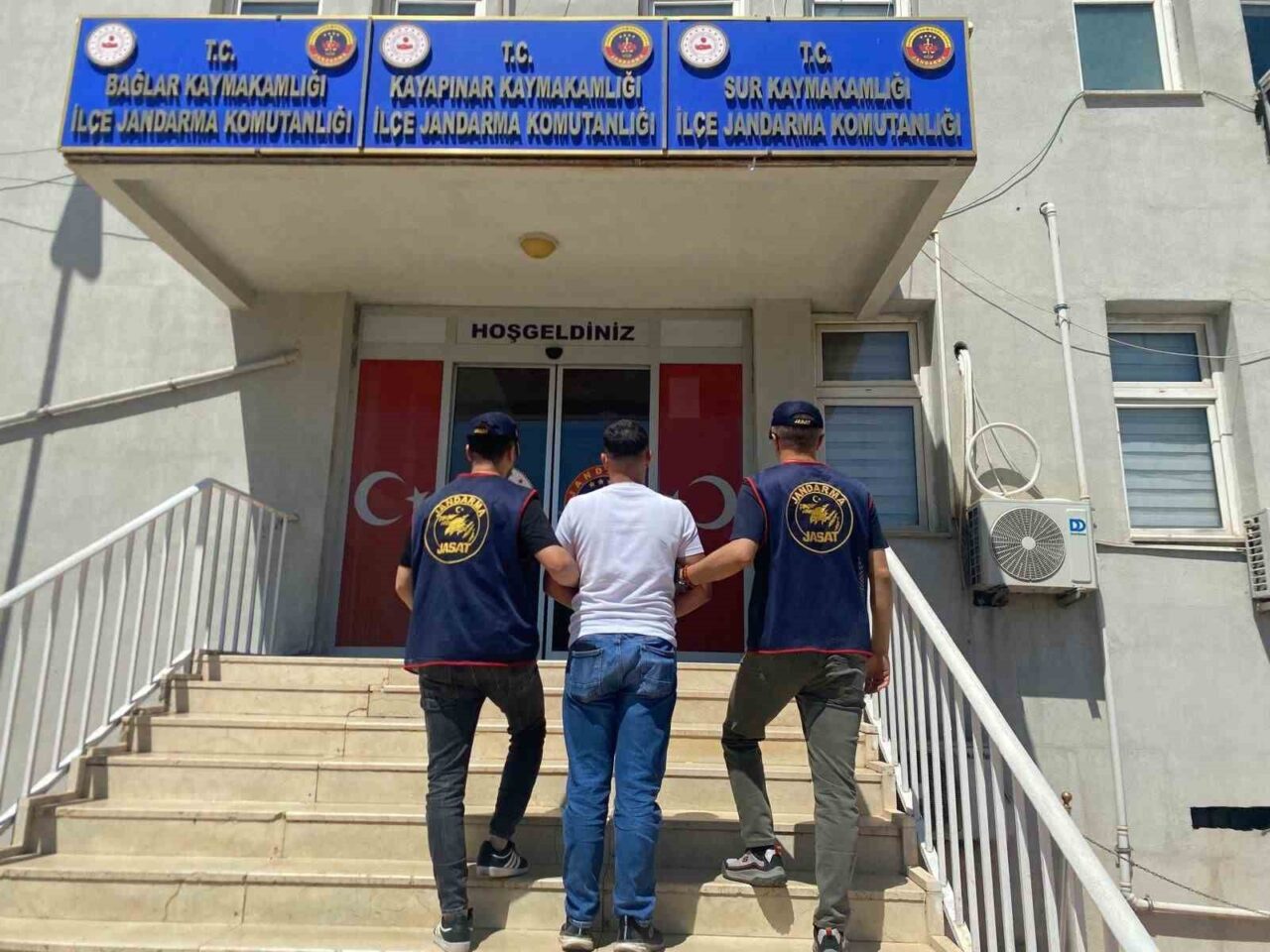 Diyarbakır’da jandarma ekiplerince düzenlenen operasyonlarda haklarında kesinleşmiş hapsi cezası bulunan