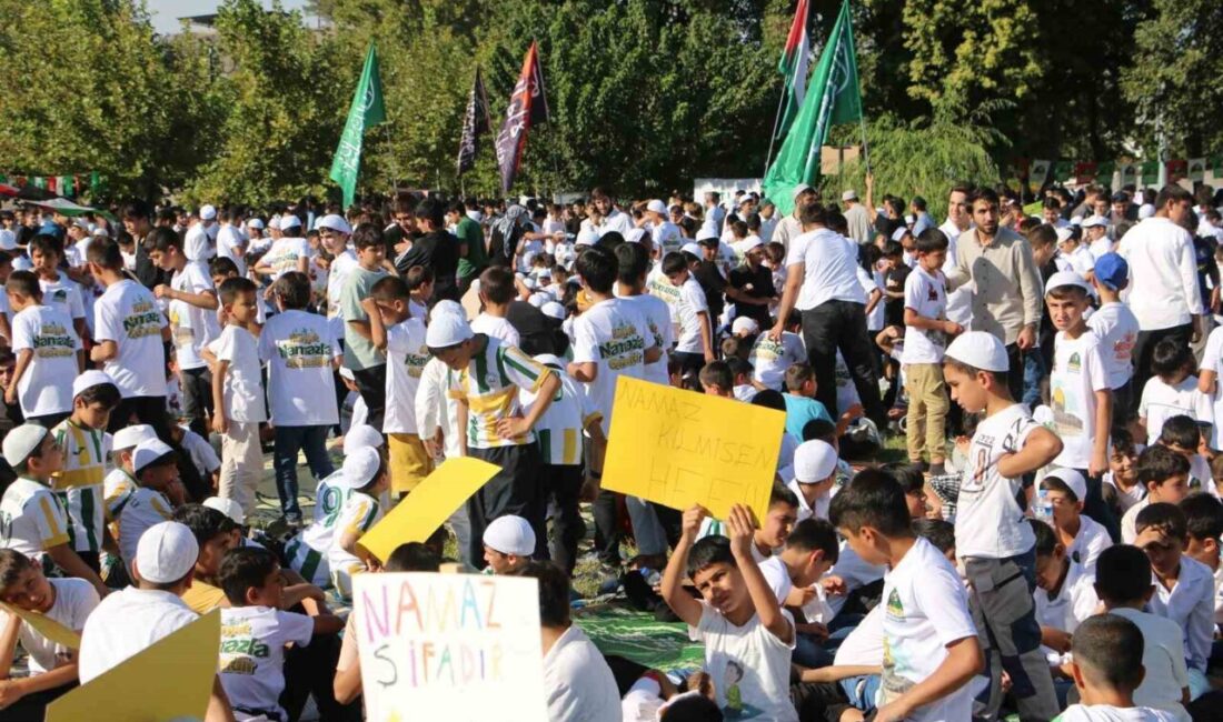 Diyarbakır’da yüzlerce çocuk ve aileleri “Hayat Namazla Güzel” etkinliğinde bir