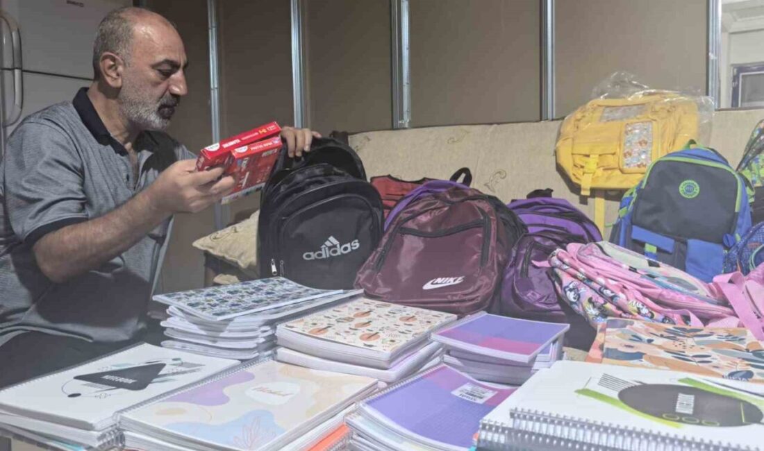 Diyarbakır’da mahalle muhtarı, hayırseverlerin de desteğiyle aldığı kırtasiye malzemelerini ihtiyaç