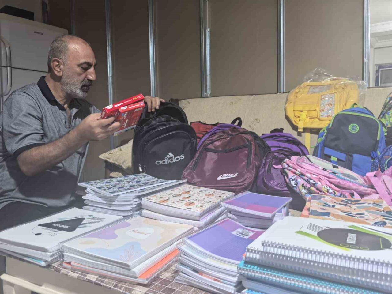 Diyarbakır’da mahalle muhtarı, hayırseverlerin de desteğiyle aldığı kırtasiye malzemelerini ihtiyaç