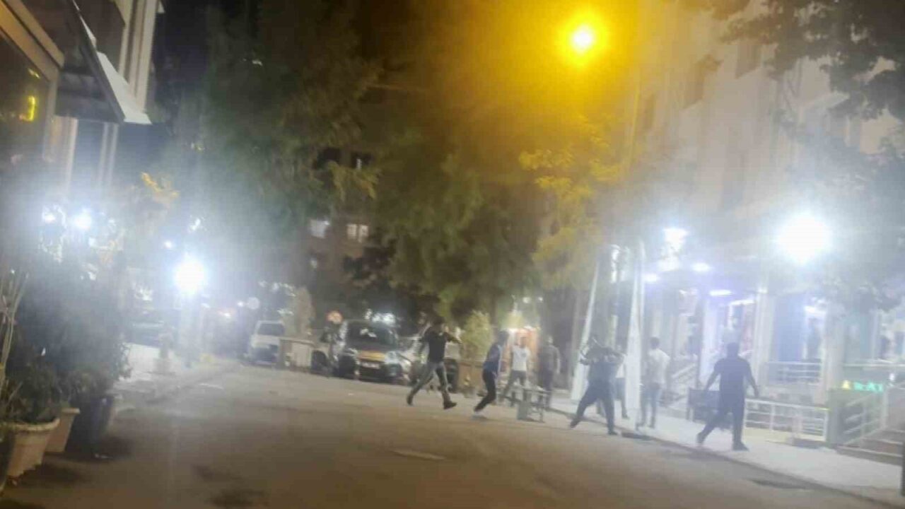Diyarbakır’da kahvehane önünde taburelerle bir birine giren iki grubun kavga