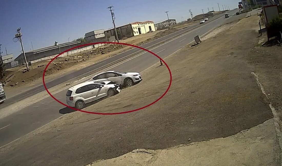 Diyarbakır’ın Sur ilçesinde iki otomobilin çarpıştığı kaza güvenlik kamerasına yansırken,