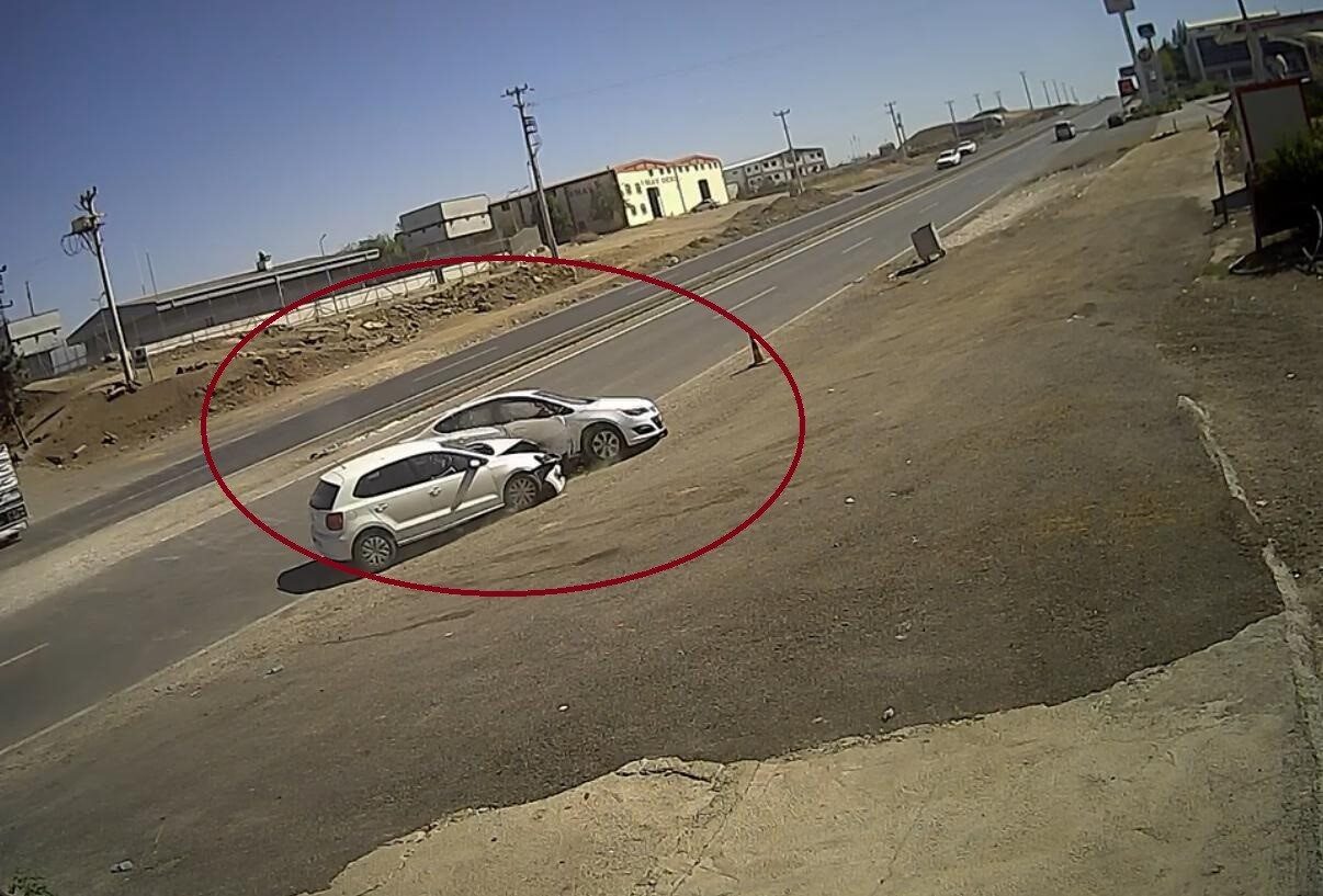 Diyarbakır’ın Sur ilçesinde iki otomobilin çarpıştığı kaza güvenlik kamerasına yansırken,