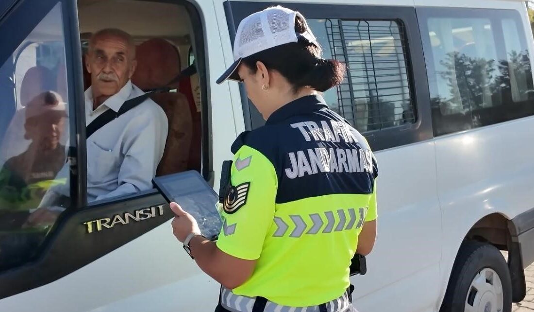 Diyarbakır’da jandarma timleri, yeni eğitim-öğretim dönemiyle birlikte 17 ilçede eş