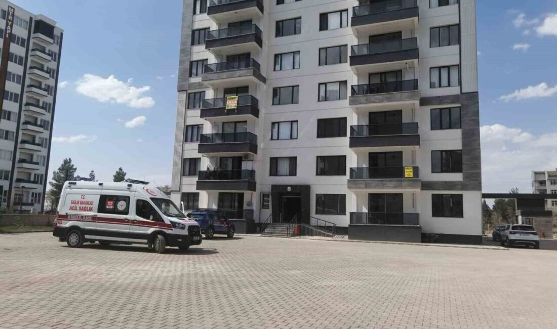 Diyarbakır’da apartman içerisine bırakılan çöplerden dolayı komşular kavga etti. Olayda