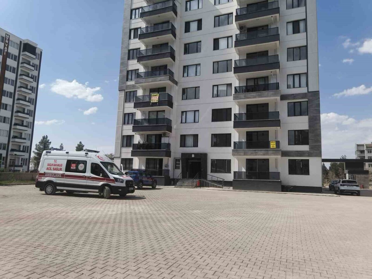 Diyarbakır’da apartman içerisine bırakılan çöplerden dolayı komşular kavga etti. Olayda