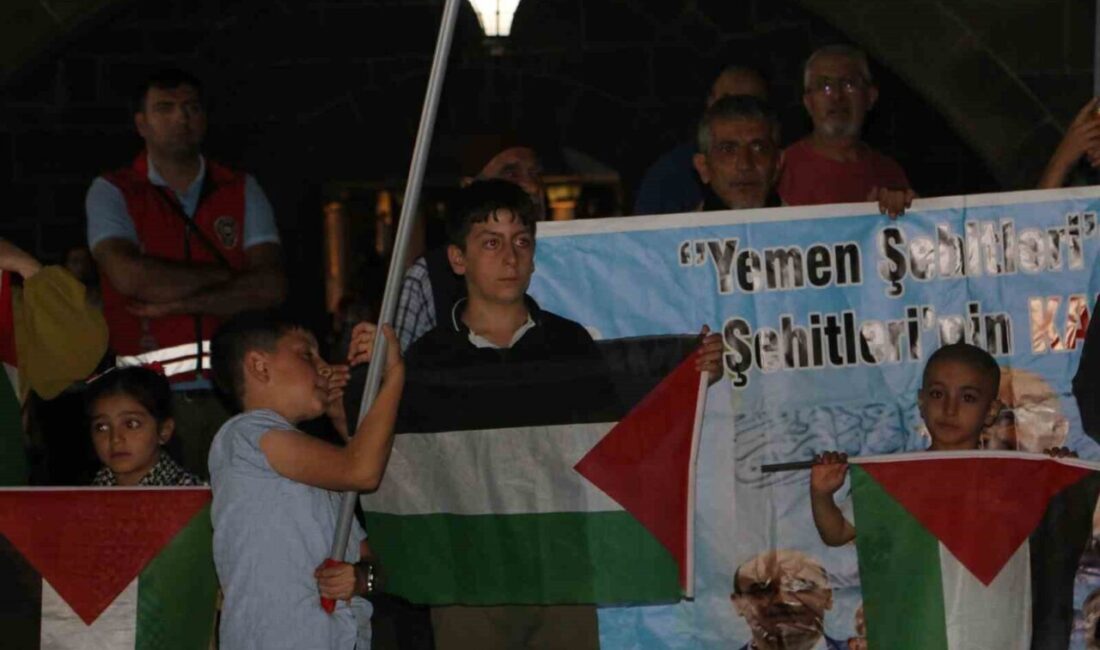 Diyarbakır’ın Sur ilçesindeki tarihi Ulu Cami önünde “Küresel Sumud Filosu”na