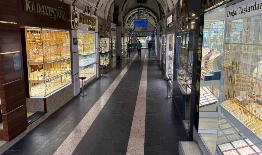 Diyarbakır’ın tarihi Sur ilçesindeki kuyumcular çarşısında esnaf, altının yükselişinden kaynaklı