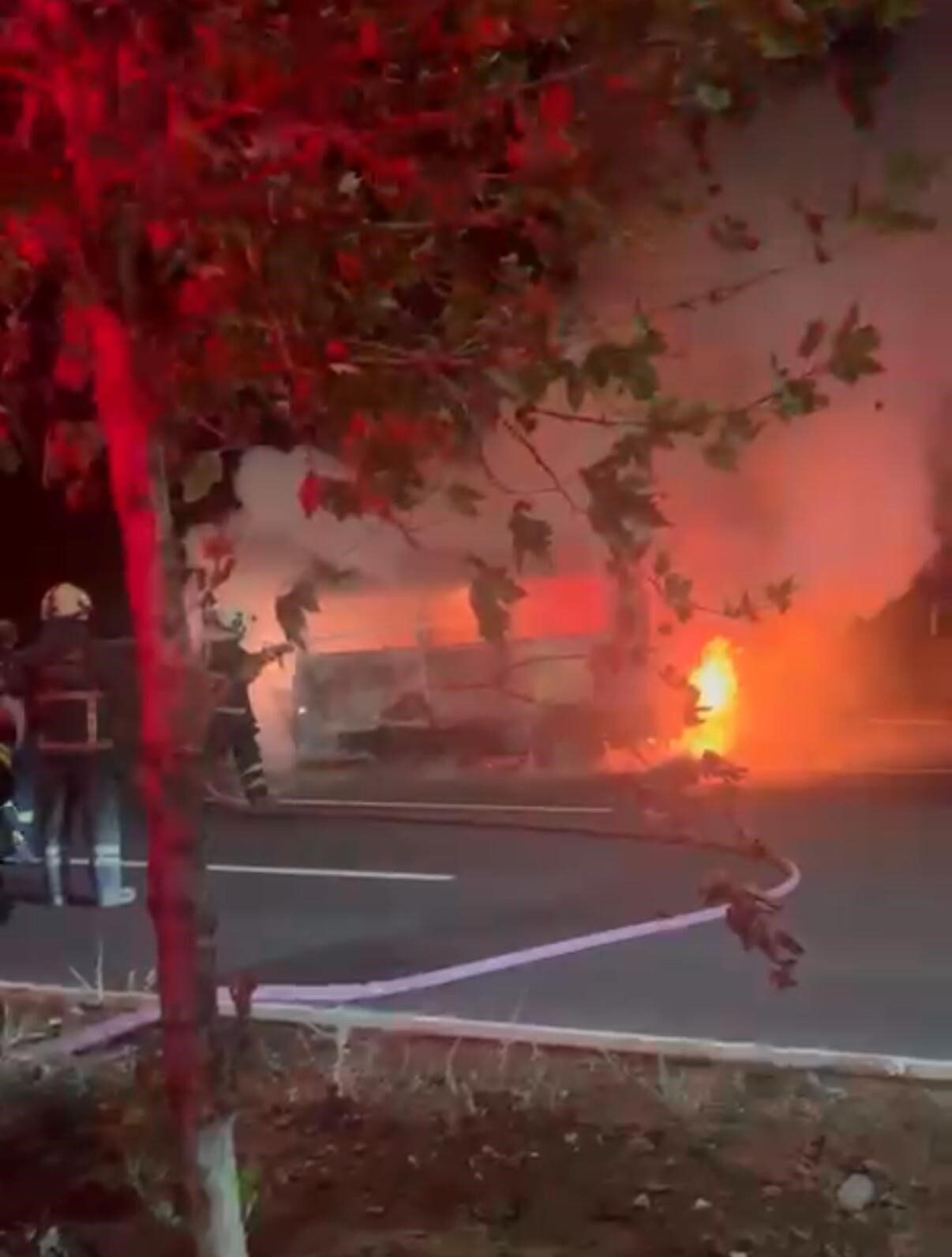 Diyarbakır’ın Kayapınar ilçesinde park halindeki minibüs, alevlere teslim olarak kullanılamaz