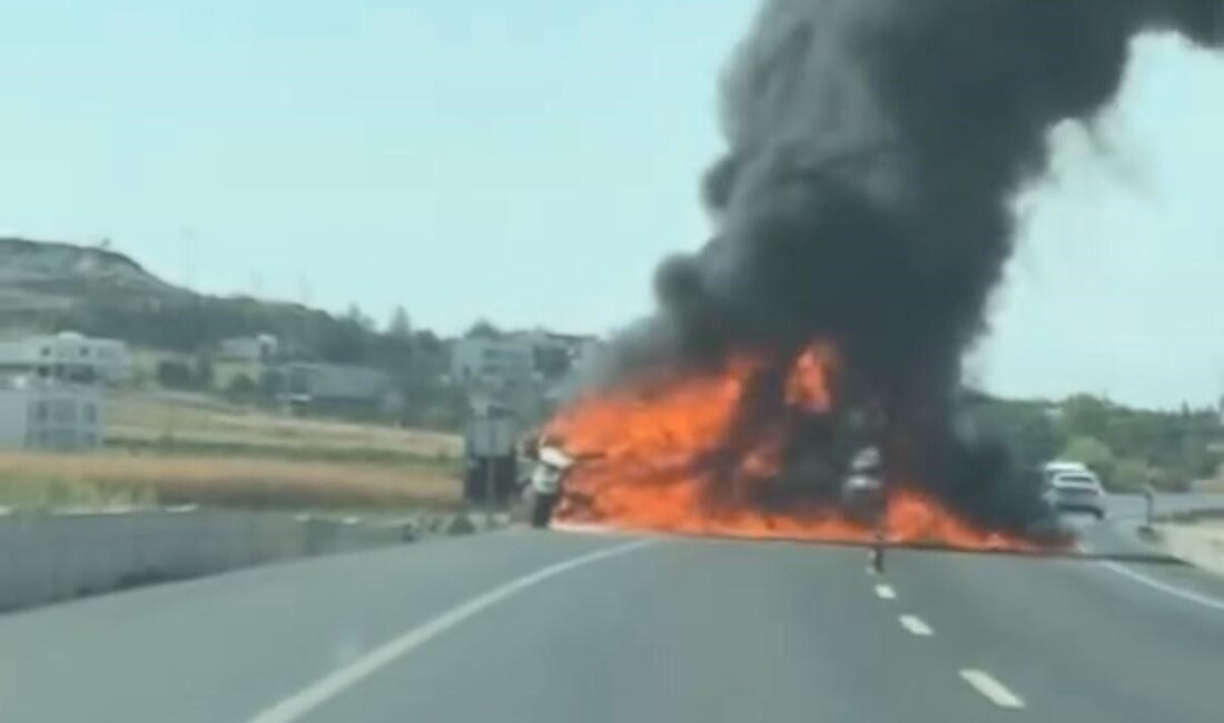 Diyarbakır’ın Bismil ilçesinde seyir halindeki kamyonet, alev alması sonucu kullanılamaz