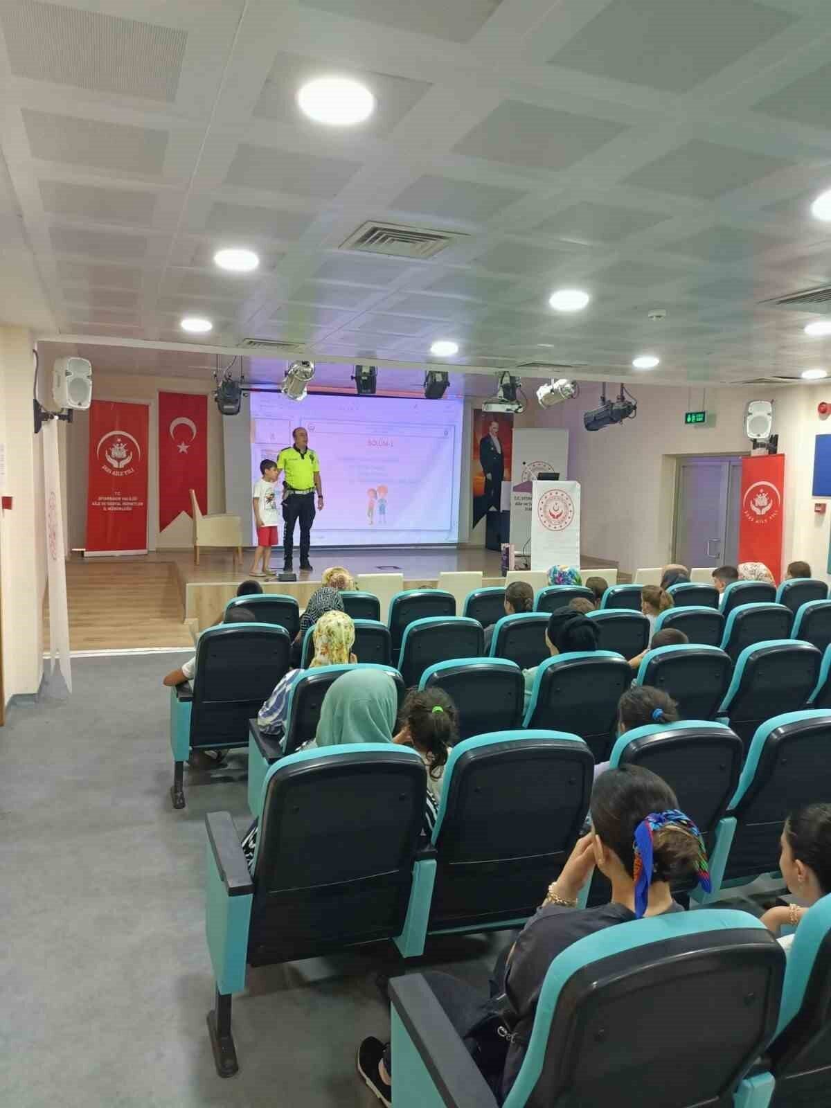 Diyarbakır’da trafik polisler, 20 öğrenci ve velisine trafik eğitimi verdi.