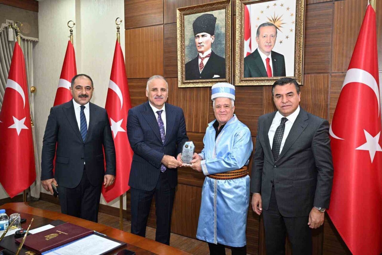 Diyarbakır’da 38. Ahilik Haftası etkinlikleri kapsamında düzenlenen törende, esnaf geleneğinin