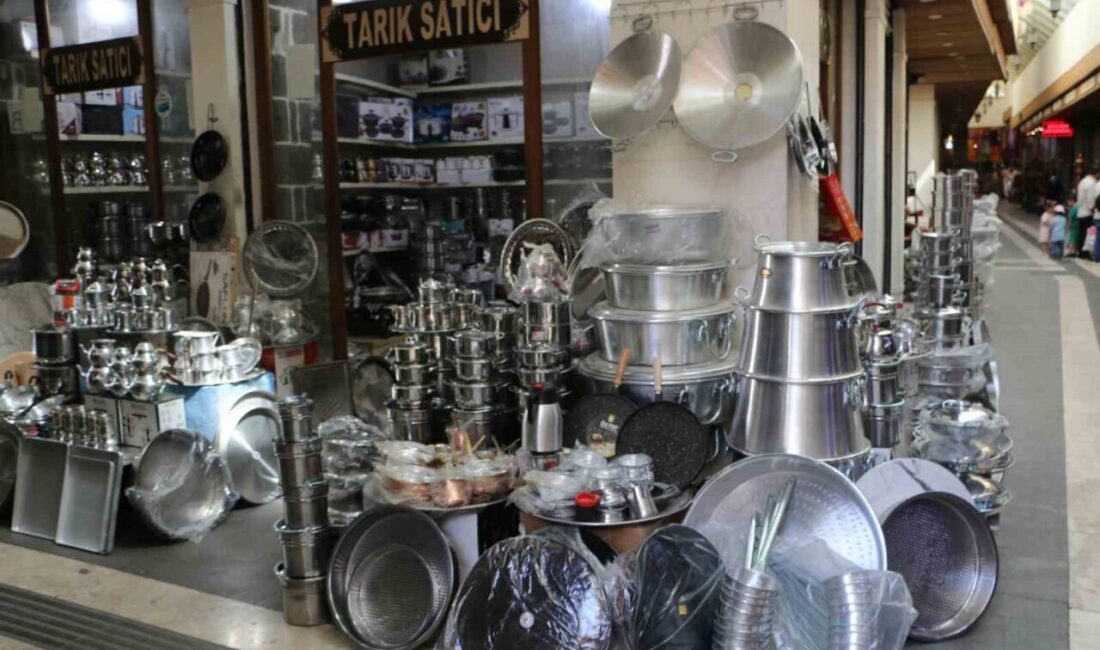 Diyarbakır’ın Sur ilçesinde bulunan tencere, tava ve benzeri ürünlerin satıldığı