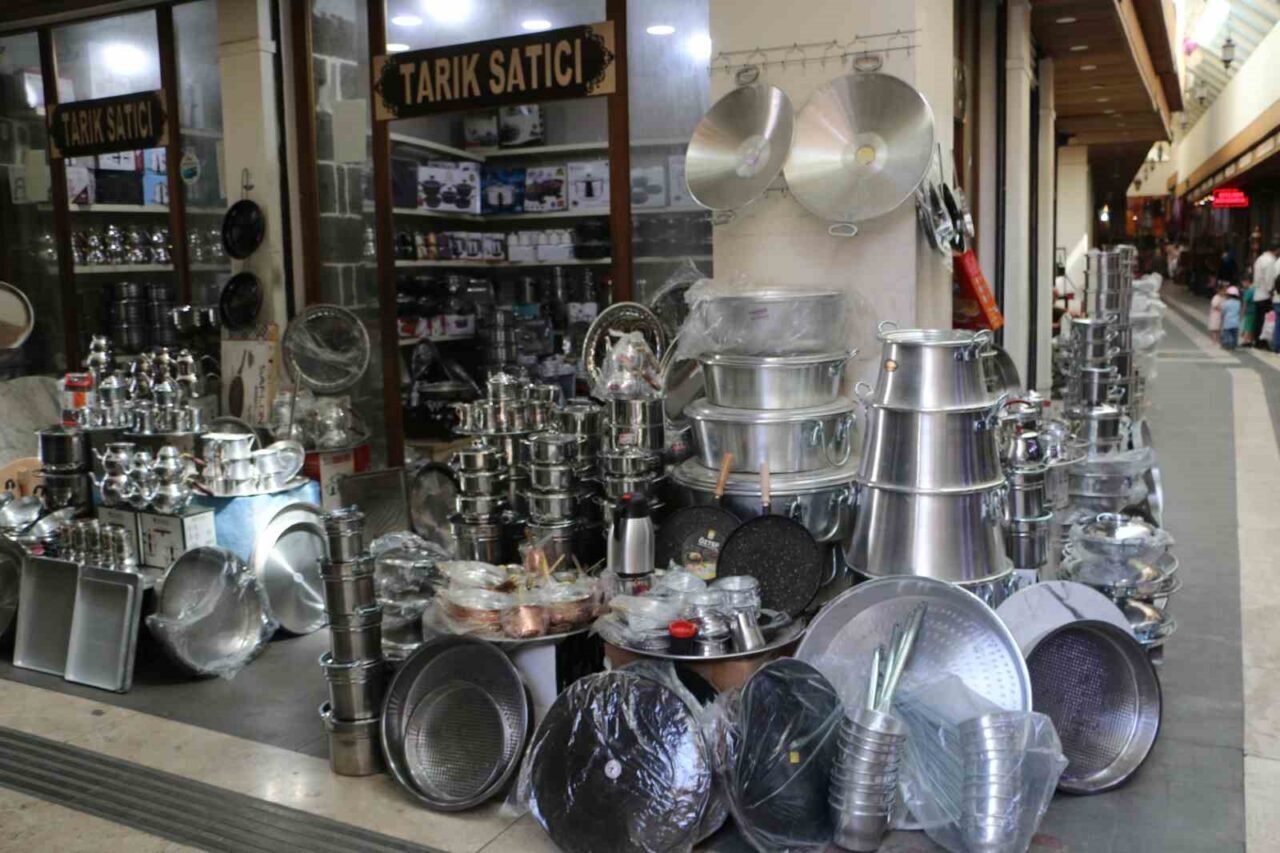 Diyarbakır’ın Sur ilçesinde bulunan tencere, tava ve benzeri ürünlerin satıldığı
