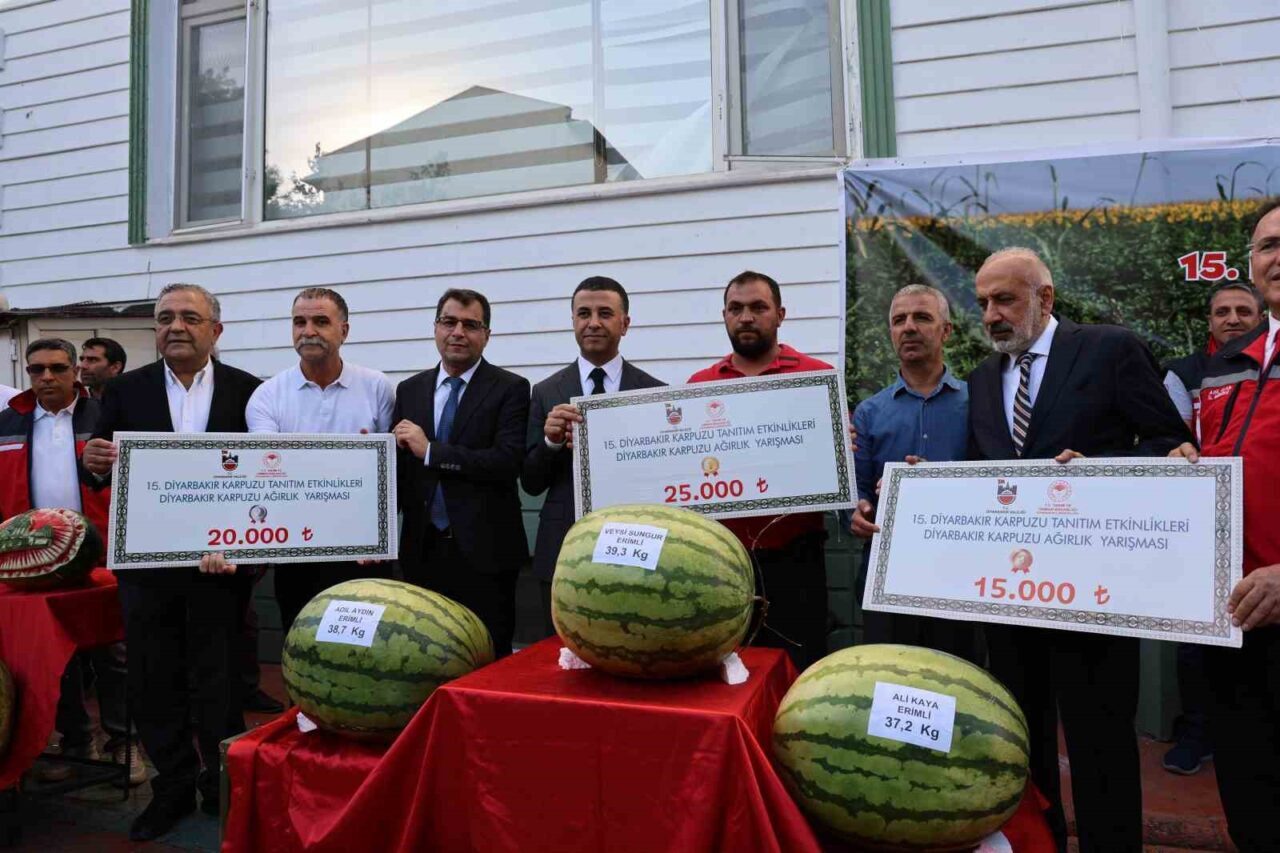 Diyarbakır’da “15. Diyarbakır Karpuzu Tanıtım Etkinlikleri” düzenlendi. Karpuz ağırlık yarışmasında