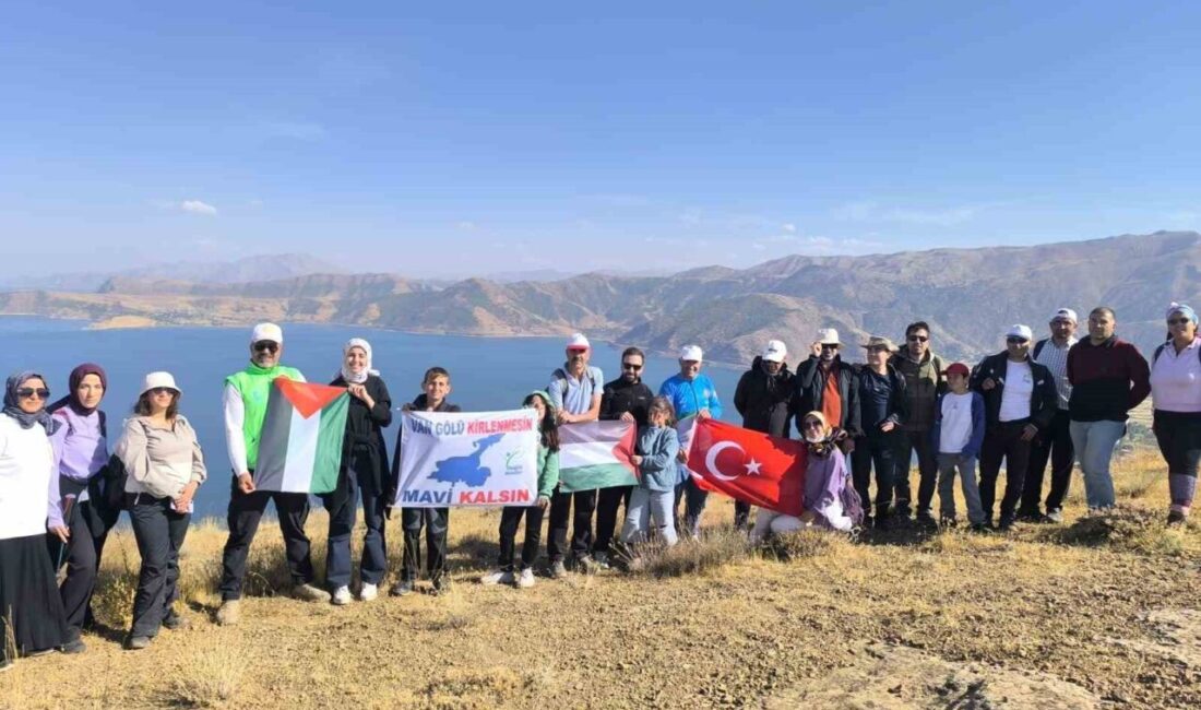 Bitlis’in Tatvan ilçesinde bir araya gelen doğaseverler, Van Gölü’ne dikkat