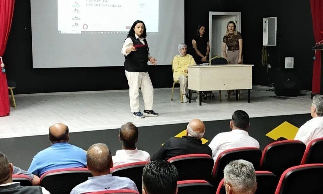 Ağrı’nın Doğubayazıt ilçesinde çiftçilere ve muhtarlara yönelik bilgilendirme toplantısı düzenlendi