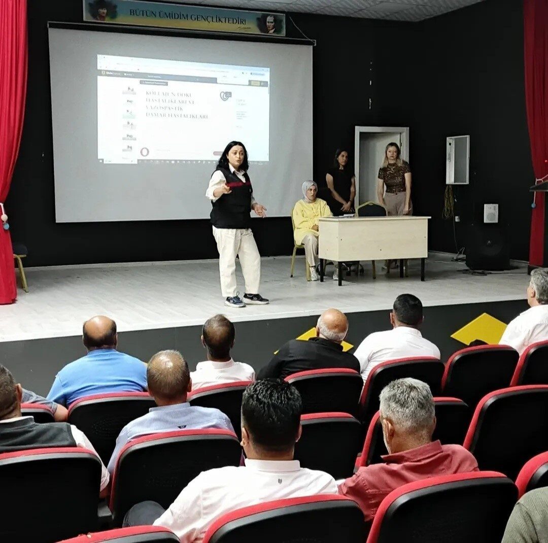 Ağrı’nın Doğubayazıt ilçesinde çiftçilere ve muhtarlara yönelik bilgilendirme toplantısı düzenlendi