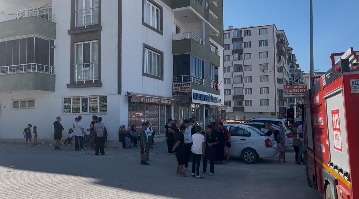 Adıyaman’ın Besni ilçesinde bir bina içerisinde yapılan doğum günü kutlaması