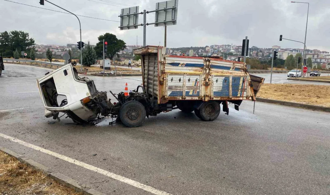 Çanakkale’nin Ayvacık ilçesinde kamyonun çarptığı kamyonet sürücüsü hayatını kaybetti. Kamyonet