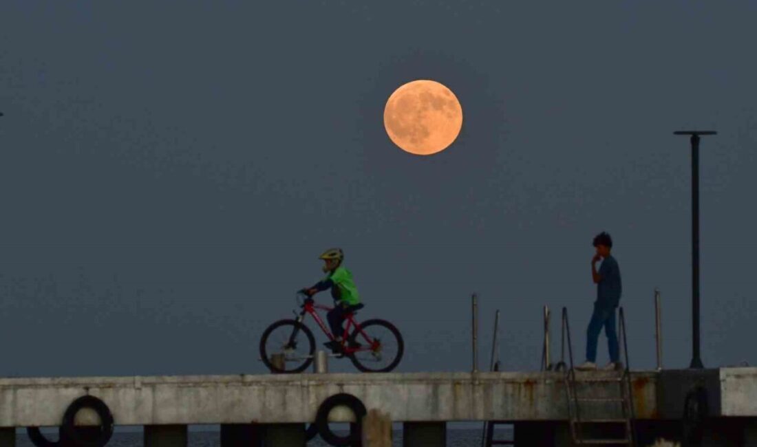 Bitlis’in Ahlat ilçesinde akşam saatlerinde gökyüzünü süsleyen dolunay, Van Gölü