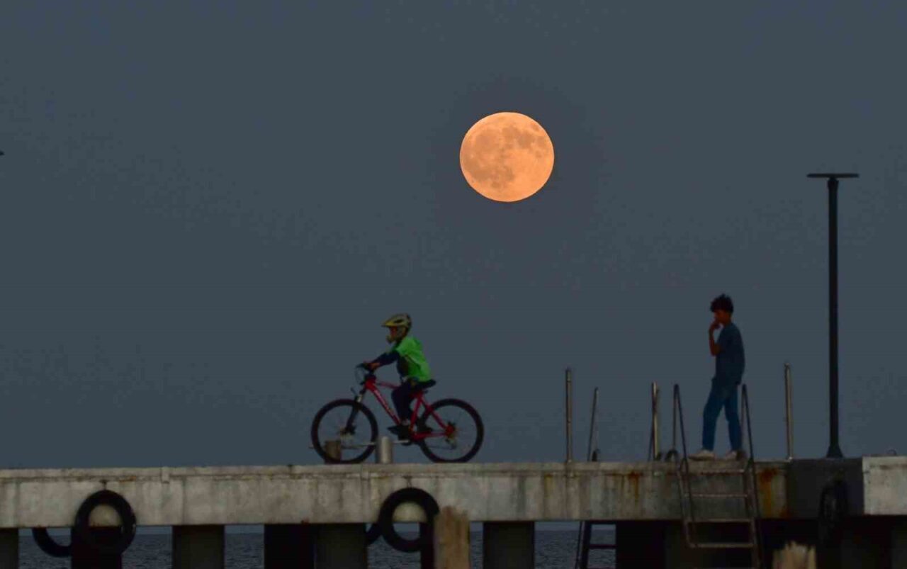 Bitlis’in Ahlat ilçesinde akşam saatlerinde gökyüzünü süsleyen dolunay, Van Gölü