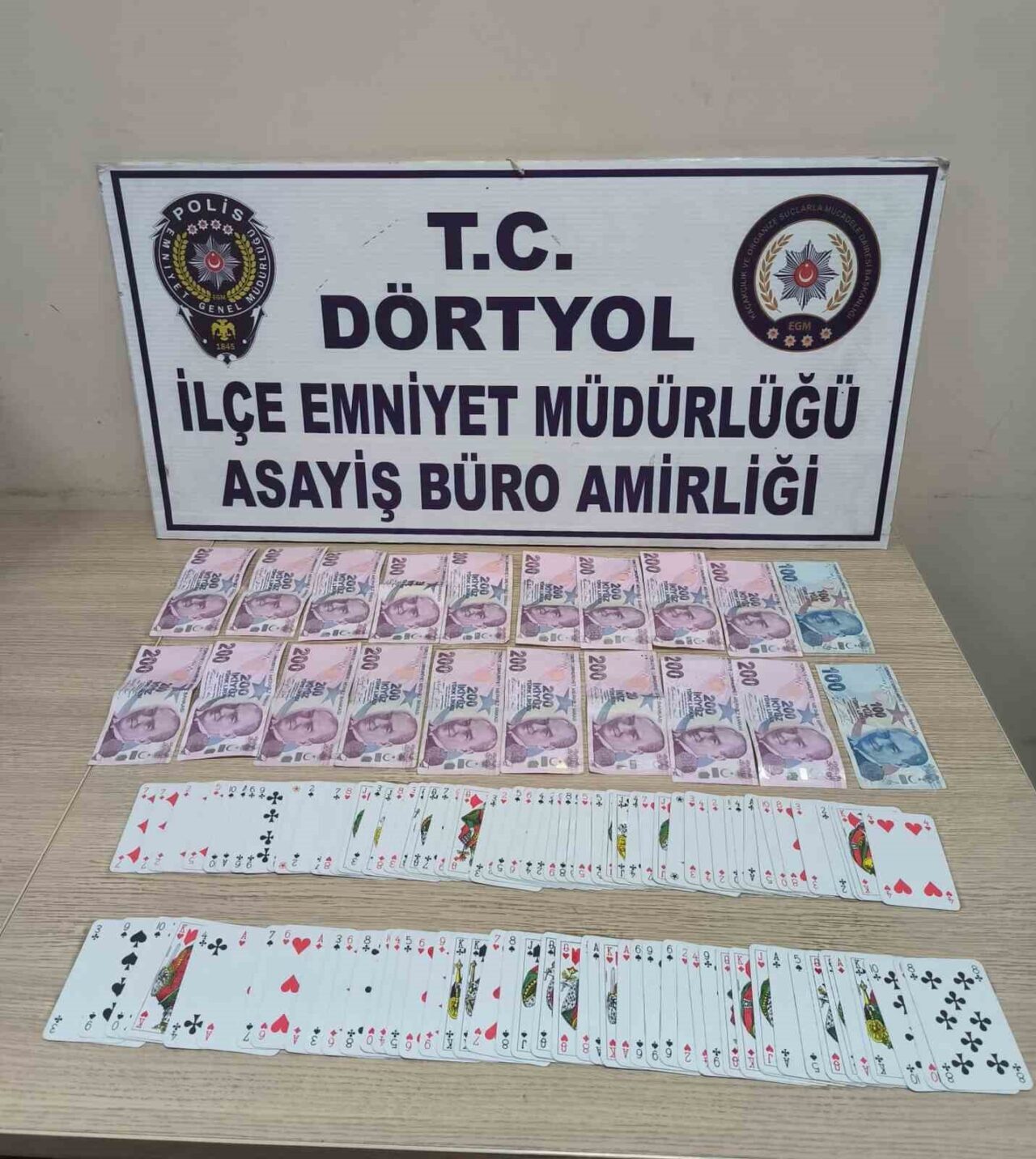 Hatay’ın Dörtyol ilçesinde kumar oynayan 3 şahsa 27 bin 741