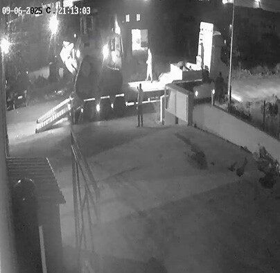 Muğla’da yaşayan Mehmet Arıkan, internetten ilana çıkardığı dozerini Adana’dan 3