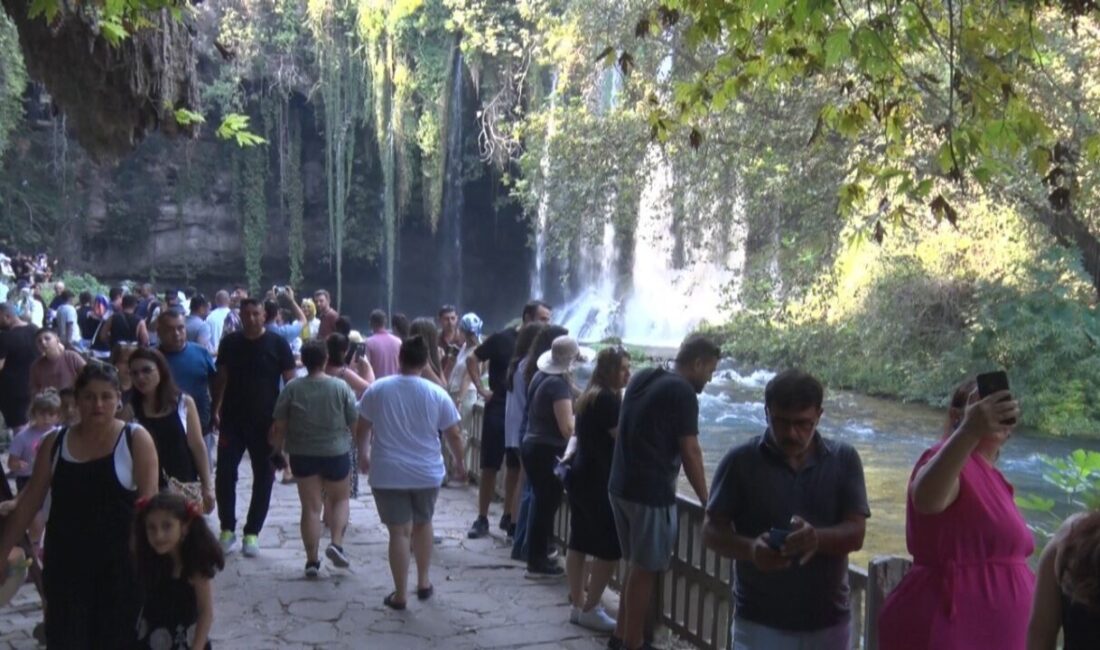 Antalya’da sıcaklardan bunalanların tercih ettiği Düden Şelalesi, 2025 yılının ilk