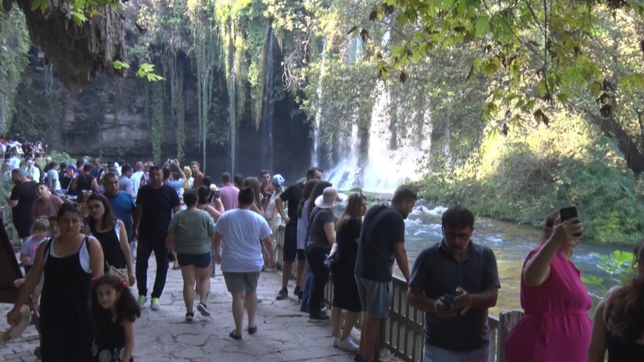 Antalya’da sıcaklardan bunalanların tercih ettiği Düden Şelalesi, 2025 yılının ilk