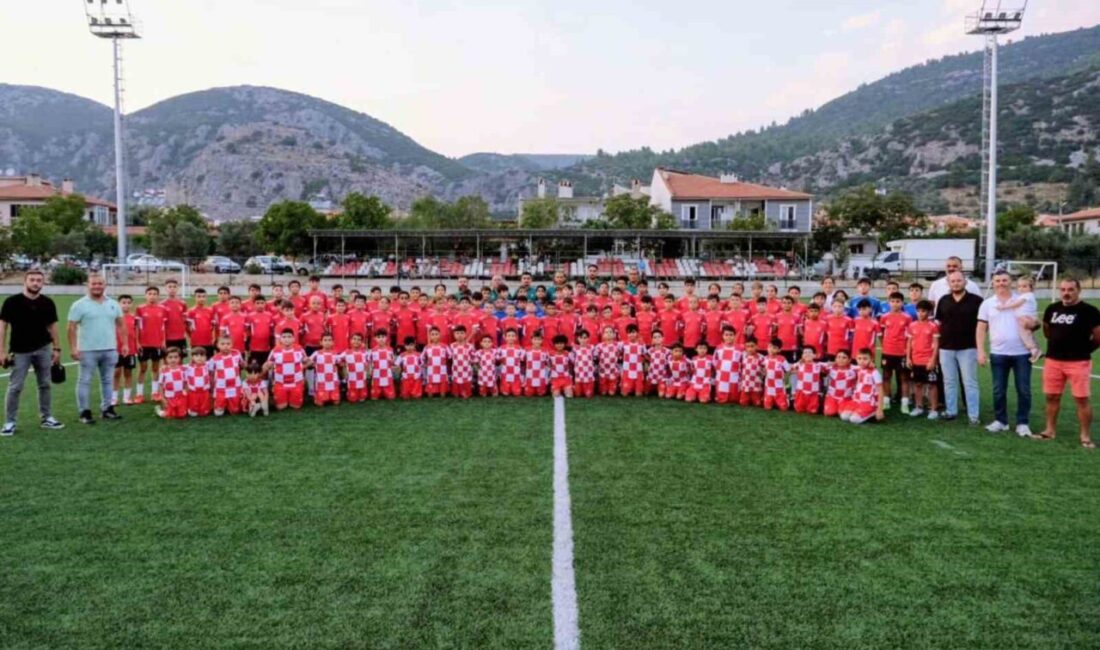 Menteşe’nin Düğerek Mahallesi sakinleri, mahallelerinin köklü kulübü Düğerek Güneşspor için