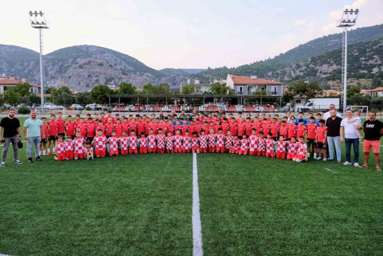 Menteşe’nin Düğerek Mahallesi sakinleri, mahallelerinin köklü kulübü Düğerek Güneşspor için