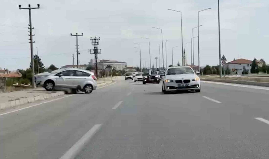 Çorum’un Alaca ilçesinde düğün konvoyundaki otomobilin tarlaya devrildiği kazada 2