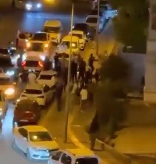 Diyarbakır’ın merkez Kayapınar ilçesinde düğün konvoyunda ateş açan şahıs yakalandı.